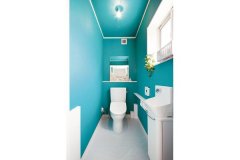 1階のトイレはホワイト＆ブルー。イメージに合った色がなかなか見つからず苦労したという
