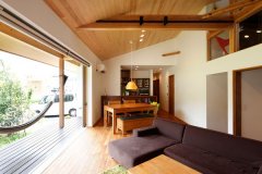 天井は杉板、床にはインドネシアチークを使用。木々に包まれたやさしい空間