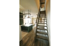 スケルトン階段はオーダーメイドの逸品。古材を使ったデザインウォールがアクセント