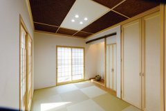 伝統と現代が調和した和室は、「あじろ天井」など品のある仕上げが魅力。床の間の落とし掛けは旧家のもので、珍しい「サルスベリ」。引き戸の開け閉めで、ダイニングとしても使用できる