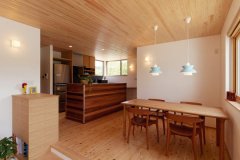 ヒノキの床や漆喰壁など、室内はほぼ全面を自然素材で。キッチンは理想的な使い方ができる、造作の二列型キッチンに