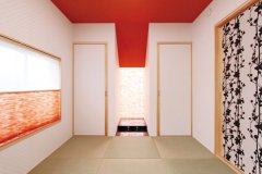 LDK に隣接する和室は、半帖畳とクロスで美しいデザインに。存在感を際立たせるため中央に配した床の間は、間接照明を組み込んだ勾配天井になっている