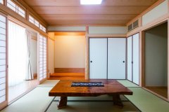 和室の前には広縁があり、竹のフローリングが室内に明るい光を呼び込む