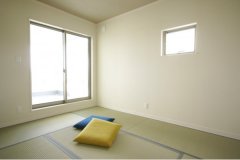 落ち着きのある２階の和室は、祖母が訪れた際に寝泊まりできるお部屋。来客用の寝室としても利用することができる