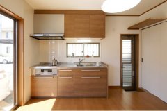 ご家族がこれまで慣れ親しんできた壁付式のキッチンを採用。視界に余計なものが入らず料理に集中でき、窓からの換気ができるのが壁付式の利点