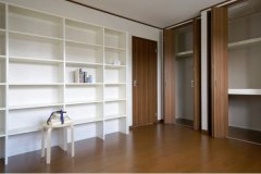 ２階に収納を通常よりも多くとったユーティリティースペースを用意。部屋の一画には大容量の書籍を収納できる造り付けの書棚を設けて、書斎としても利用可能となっている