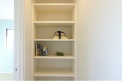 子ども部屋に向かう廊下の一画には本棚を設置。お子さんが日頃読む本や図鑑などを一ヶ所にまとめて小さな図書スペースに