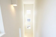 階段ホールには照明だけではなく、採光窓を複数設けて、常に明るい光が差し込むように計画した