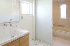 洗面室は白を基調とした清潔感のある空間に