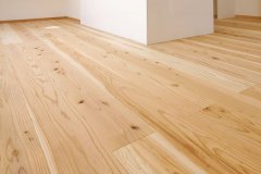 床材にはクラシック音楽を聴かせてゆっくりと乾燥させた音響熟成木材を使用し、足元からも自然を感じられるリビングとなっている