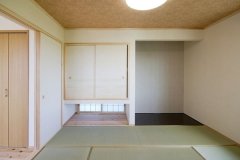 リビングに接する６畳の和室は玄関からもすぐに入室できるので、ゲストをもてなす接客室としても利用可能。もちろん扉を開放すればリビングと一体化するので、用途やシーンに合わせて使い方を変えることができる