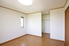 二階主寝室のウォークインクローゼットは戸をあえてなくして、出入りをスムーズに行える仕様に。また、戸をなくすことで空間的な広がりを高める効果も