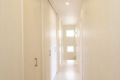二階の廊下には収納スペースを多く設けた。廊下に収納スペースを多く確保することで、寝室の収納スペースを最小限に抑え、その分部屋のスペースを広くとっている