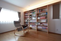 書棚を造作した寝室。間接照明とロッキングチェアでゆったりとしたひとときに包まれる