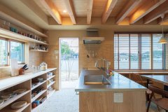 無垢材にステンレス天板を合わせたシンプルな造作キッチン