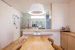 キッチンの壁を爽やかなペパーミントグリーンに。周辺に収納スペースも確保して使い勝手も配慮
