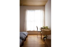 2階の主寝室の床はラワン合板を使用し、木の質感を楽しみながら暮らすことができる　