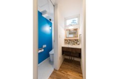 1階の洗面とトイレは「小さなスペースだから少し遊んでみました」と奥さま。鮮やかなブルーの壁面や洗面タイルが華やかです