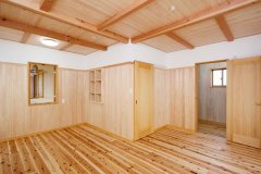 杉と檜の無垢材を用い、壁は漆喰と、自然素材に囲まれた心地良いプライベートルーム