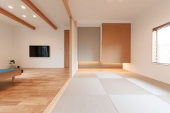 リビング横の和室は縁なし畳ですっきりと仕上げて。間接照明がやわらかな雰囲気を演出している