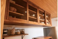 キッチンの食器棚、スパイスラックなども奥さまの要望に合わせたオリジナルデザイン