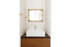 2階トイレの洗面台の鏡やタオルホルダーもゴールドのものをチョイス
