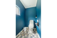 ブルーが鮮やかなトイレ