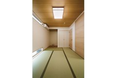 床の間のある伝統的な和室。一見シンプルながら、壁面ごとに様々な種類の壁紙を取り入れ、インテリア性を高めている
