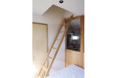 寝室から小屋裏に上がれます。天井は低いものの広さがあり、物置としてだけでなく工夫次第でいろいろな使い方ができそう。