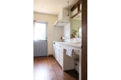キッチン周りは白で統一。壁には憧れだったタイルを採用。収納を充実させて、頻繁に出し入れする場所には扉を付けずに。