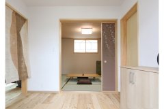 玄関を開けると正面にある和室。丸窓と手書きの和紙建具がぬくもりを感じさせる