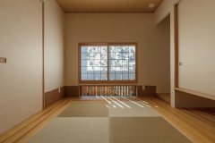 格子窓から美しい光が差す和室。腰壁的な和紙の壁や、囲みの板畳で伝統とモダンの調和した空間に。板間を介して廊下との動線が続くのも便利。