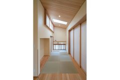 LDKの一角に設けた和室は、勾配天井を生かした開放感が魅力。上部の障子戸は2階の和室とつながっており、それぞれに気配を感じられる。