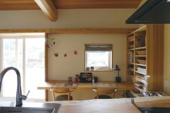 キッチン正面のカウンターは、子どもたちのお絵描きや学習スペースに活用。窓の向こうは四季折々の自然が広がっています。