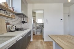 キッチンの横には、使い勝手の良いパントリーを配置。たっぷりの収納力が、すっきり整頓された空間を保ってくれます。