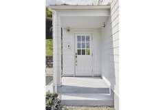 ガルバリウムの外壁と合わせて玄関ドアも白で統一し、すっきりした印象を与えています。外国の邸宅のようなデザインが魅力的。