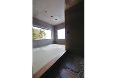 坪庭を思わせる玉砂利と飛び石がデザインされた和室。壁面には木毛板が使われスタイリッシュな印象を醸し出します。