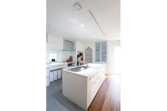 小柄な奥さまが出し入れしやすい可動棚、たっぷり収納できるパントリー、動線の効率も図れる便利なキッチン。