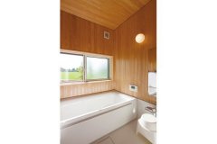 日本人の多くが憧れるヒノキ風呂をご自宅で。水が掛かりやすい下部はユニットを使い、手入れをしやすく仕上げている。