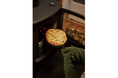 料理にも大活躍する薪ストーブ。約1,000度の熱で火が通るので、ピザも短時間で美味しく焼き上がります。