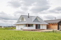 日本建築の入母屋を取り入れた大屋根が圧倒的な存在感を放ちます。重厚感のある造りながら、白壁ですっきりした見た目に。