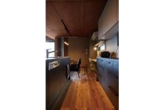 ダークグレーと木目で統一したキッチン。扉付きの収納が多くて隠せるので、常に美しさを保てます。