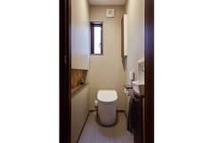 チェック柄の床をポイントにしたシンプルなトイレ。壁の飾り棚で小物類のディスプレーを楽しめます。