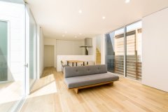 床材は濃淡差のあるクルミを使用。南面と北面の窓それぞれから光を取り込めるワイドな二面採光設計。