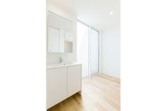 キッチンのすぐ横にはシンプルな洗面室を配置し、水回りの動線を短く。必要に応じて壁を設け、脱衣室をつくることも可能。
