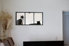 イギリスのアンティーク窓を配したリビング。キャットウォークのてっぺんでくつろぐ猫たちの様子が小窓から確認できます。