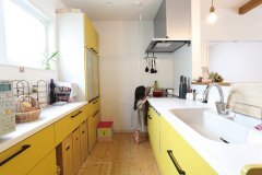 玄関ポストの黄色とおそろいの、ビタミンカラーのキッチンは
ナチュラルな空間のポイントに。収納力も抜群。
