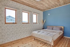北欧風の雰囲気に仕上げた寝室。クロスやカーテン、照明などは、コーディネーターと相談しながら好みのものを選べます。