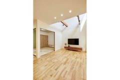 床材は建築途中に現場を訪れ、いくつものサンプルと照らし合わせながら選んだもの。心地の良い触感が優しく足を包み込みます。