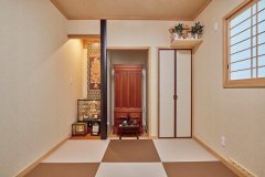 仏間を備えた和室は、和風のクロスで落ち着きのある空間に仕上げました。来客時には寝室として使うことも。